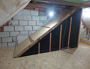 Zateplení stropu rodinného domu pomocí foukané izolace